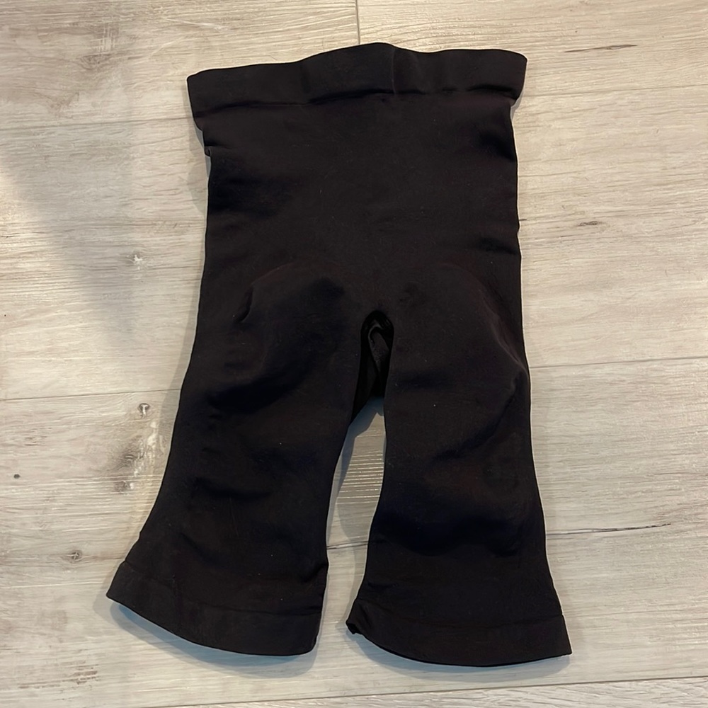 SKIMS NWOT S/ M Sculpt Mid Thigh Short.